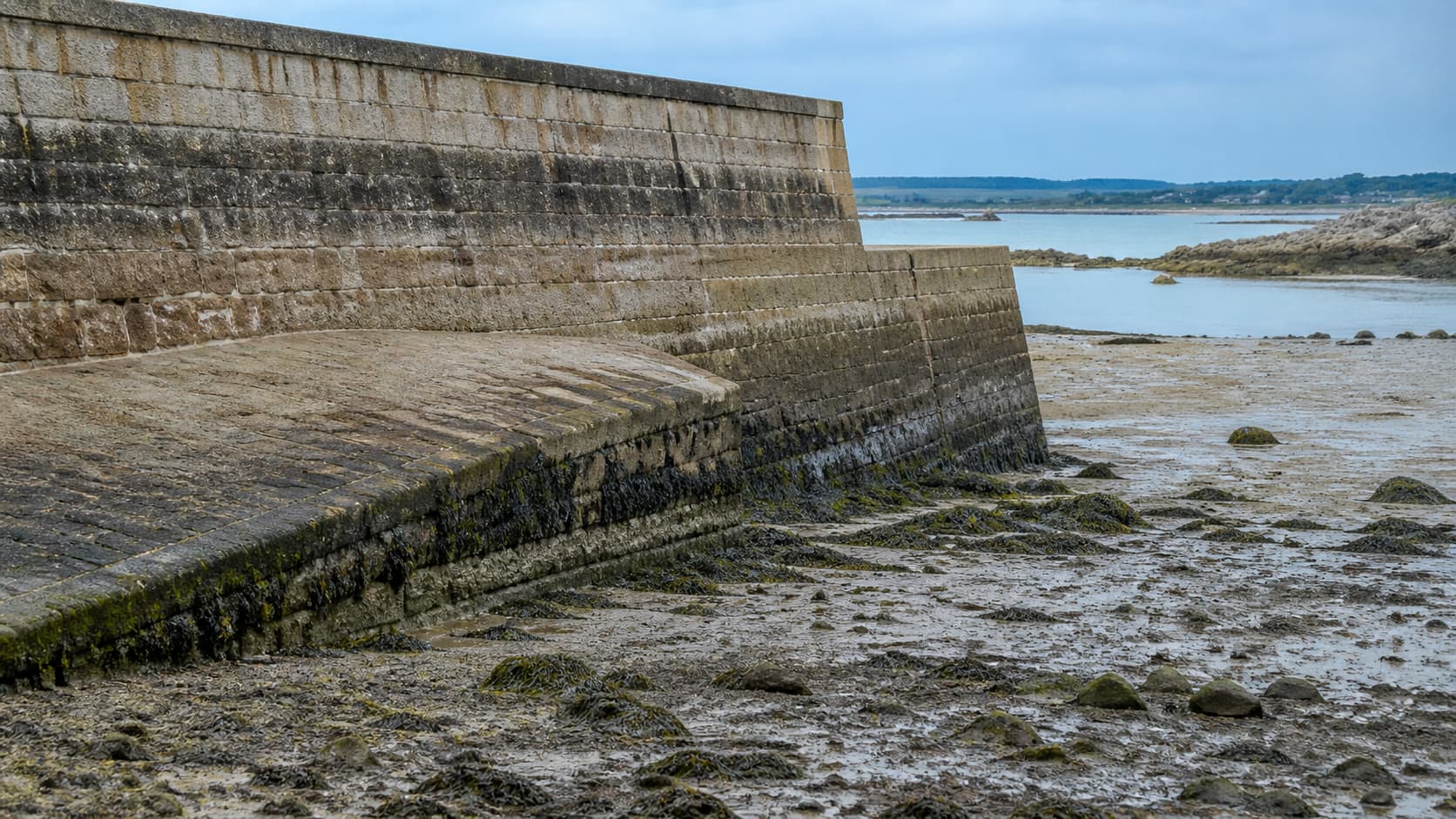 Cale à marée basse montrant la variation du niveau d’eau