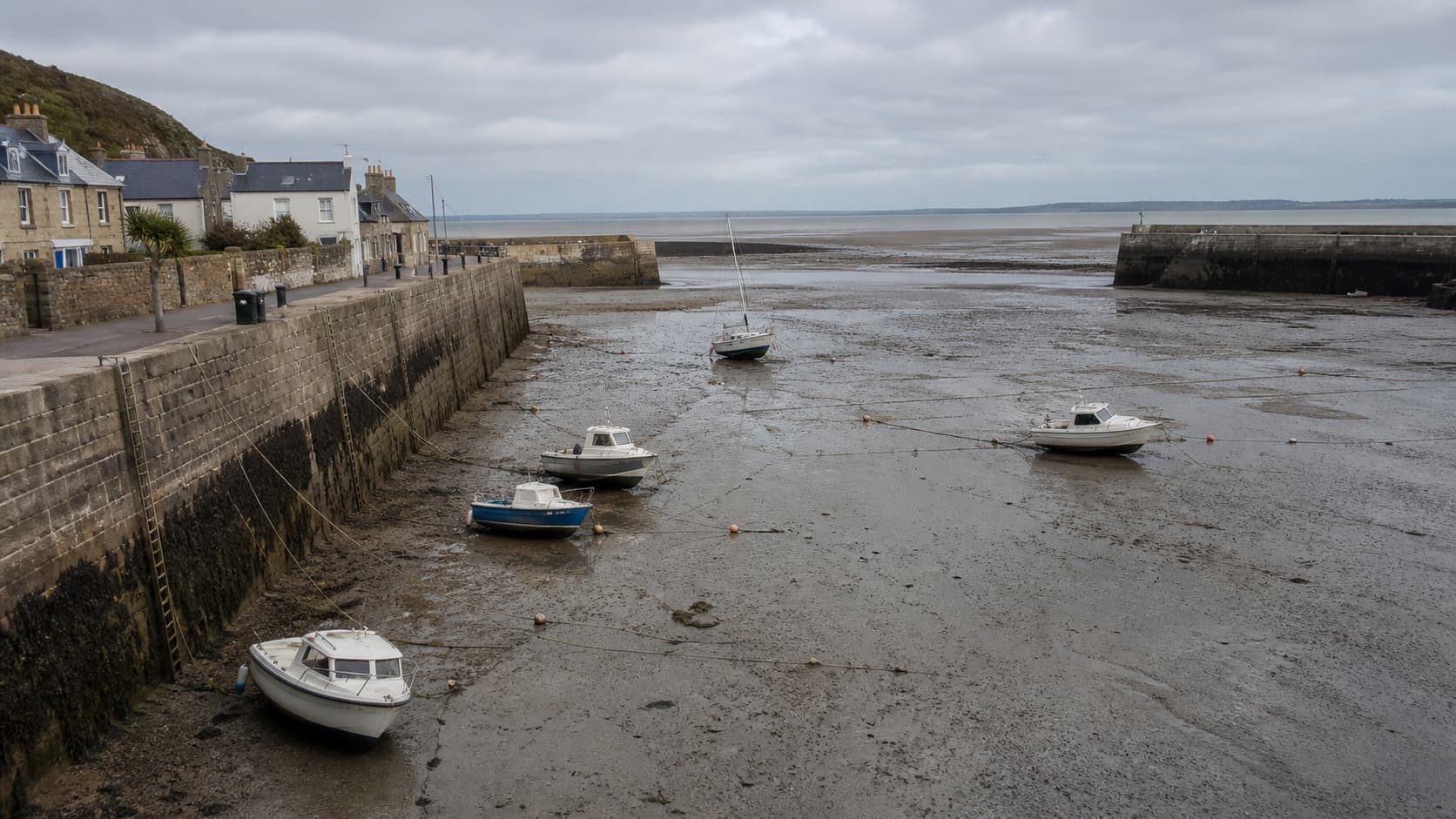 Port à marée basse illustrant le coefficient de marée