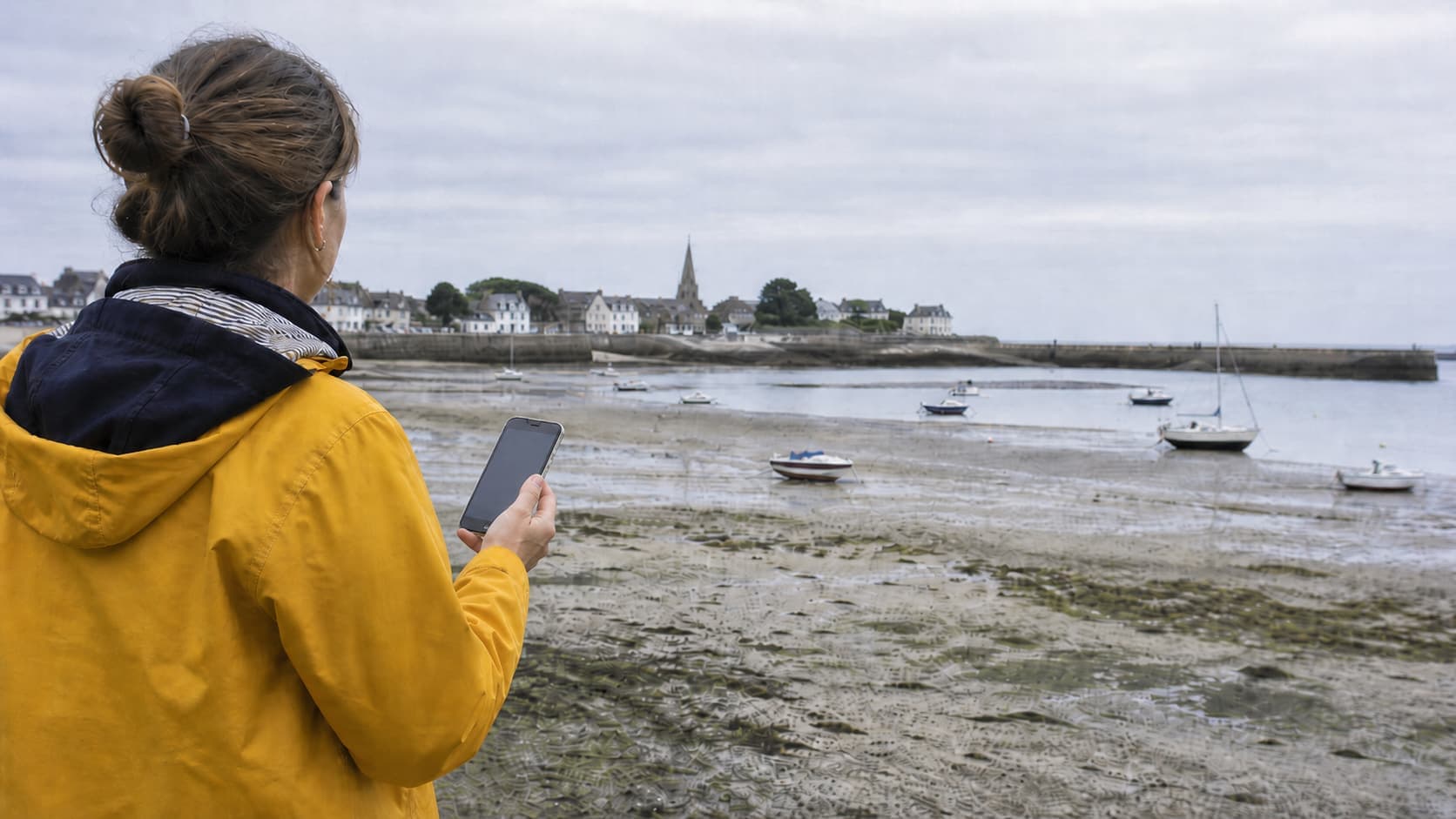 Vérification des horaires locaux et du coefficient de marée avant une sortie