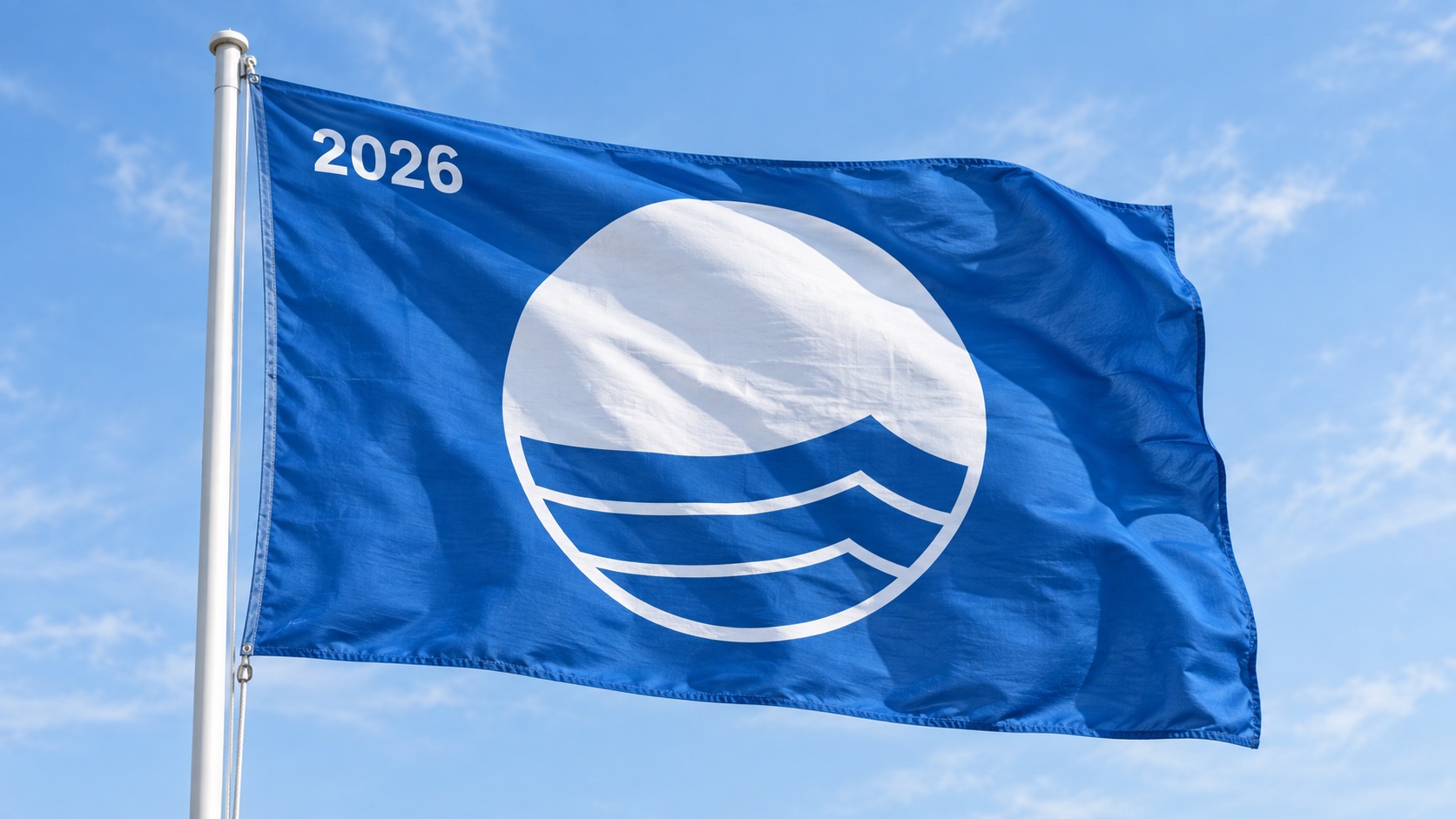 Drapeau Pavillon Bleu 2026 flottant dans le ciel